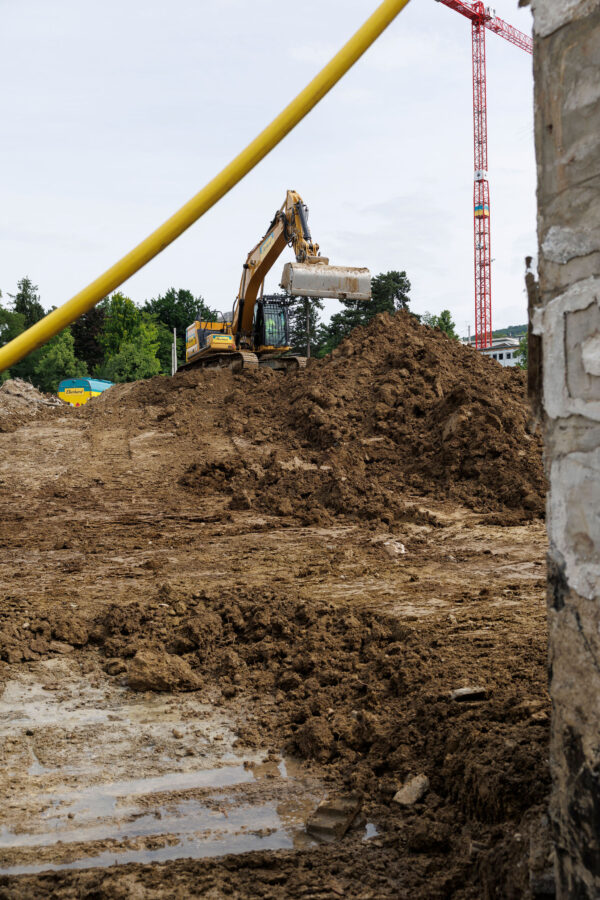 Bagger mit grossem Erdhaufen