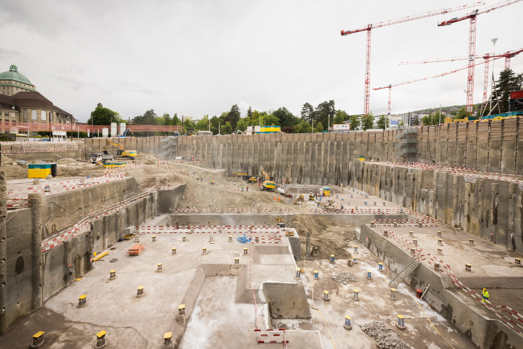 Totale der Baugrube FORUM UZH mit Kränen und Aushubarbeiten