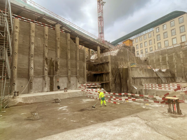 Innenansicht Baugrube FORUM UZH mit Bohrpfahlwand und Arbeiter beim Reinigen der Fläche