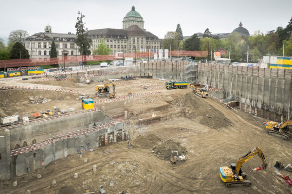 Vogelperspektive Baugrube FORUM UZH mit Baumaschinen