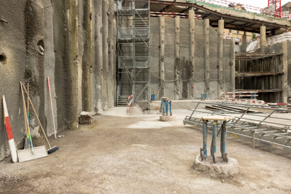 Innenansicht Baugrube FORUM UZH mit Treppenturm und Bohrpfählen