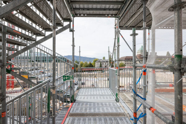 Treppenplattform an der Containeranlage mit Blick über die Baustelle