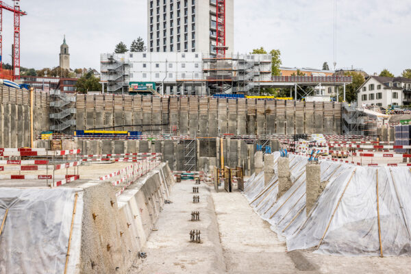Weisse Containeranlage über der Baugrube des FORUM UZH