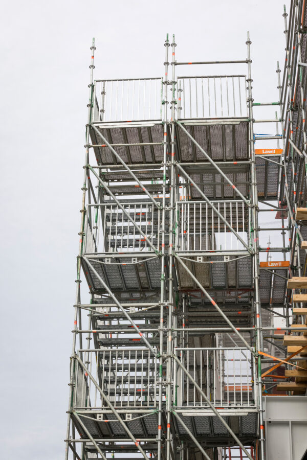 Aussentreppen der Containeranlage vor grauem Himmel