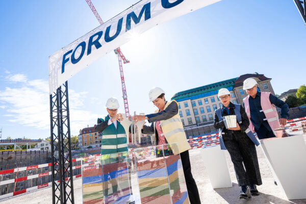 Baudirektor Martin Neukom und Bildungsdirektorin Silvia Steiner platzieren die kleine Skulptur in einem Plexiglasgefäss.