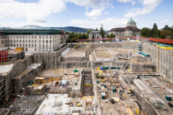 Totale der FORUM UZH-Baugrube mit UZH-Gebäuden im Hochschulquartier