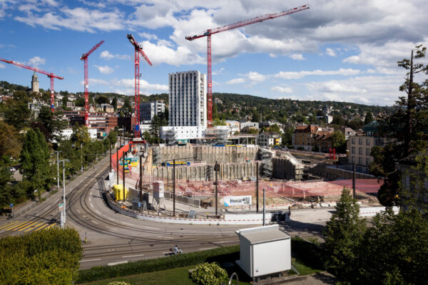 Totale der FORUM UZH-Baustelle an der Rämistrasse mit Tramtrassee