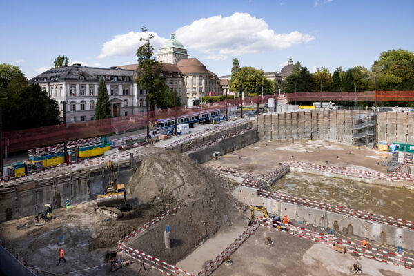 FORUM UZH-Baustelle mit Baugrube und Aushubarbeiten
