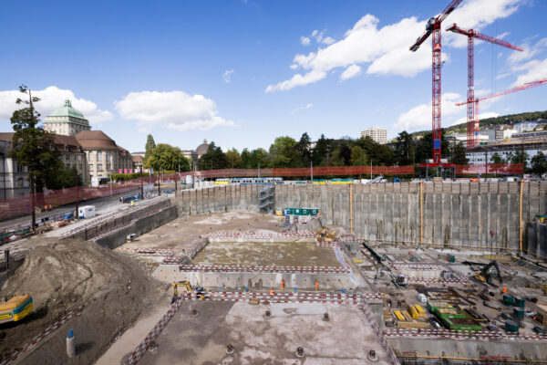 FORUM UZH-Baustelle mit Baugrube und Stützwänden