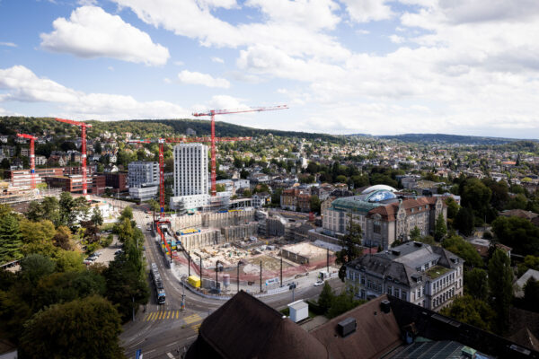 Vogelperspektive FORUM UZH-Baustelle mit Baugrube und Kränen