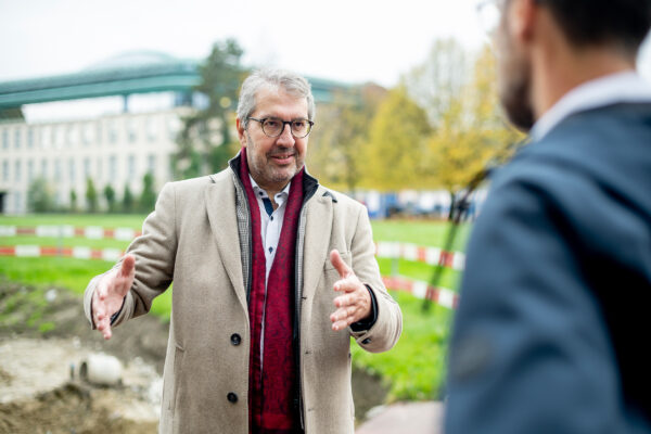 Direktor_Direktion_Immobilien_und_Betrieb_Francois_Chapuis_im_Gespraech_mit_Giancarlo_Serafin