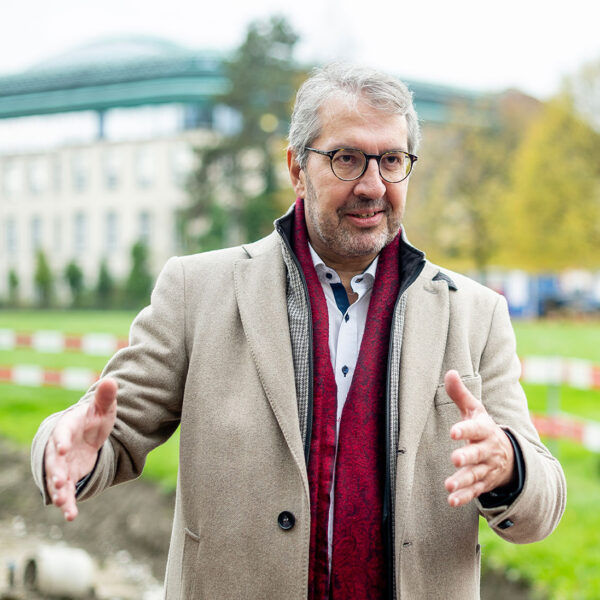 Direktor_Direktion_Immobilien_und_Betrieb_Francois_Chapuis_im_Gespraech_mit_Giancarlo_Serafin