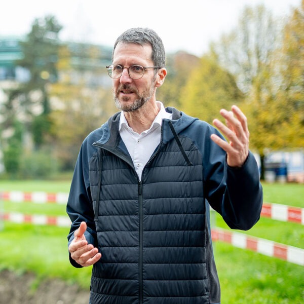 Projektleiter_Giancarlo_Serafin_im_Gespraech_mit_Francois_Chapuis