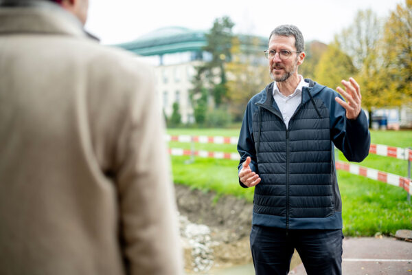 Projektleiter_Giancarlo_Serafin_im_Gespraech_mit_Francois_Chapuis